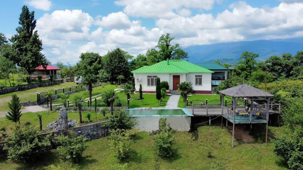 eine Luftansicht eines Hauses mit grünem Dach in der Unterkunft Kokhta guest house On the mountain in Jvari
