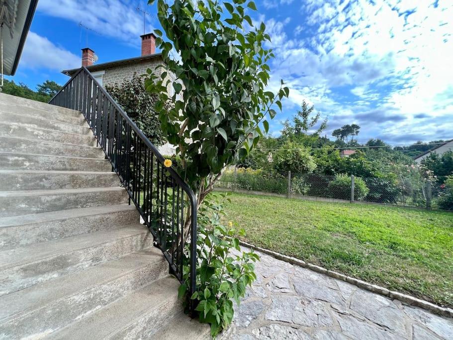 Charmante Villa Quintel - Proche Gare & Centre في بريف لا غايلارد: شجرة تنمو على جانب درج