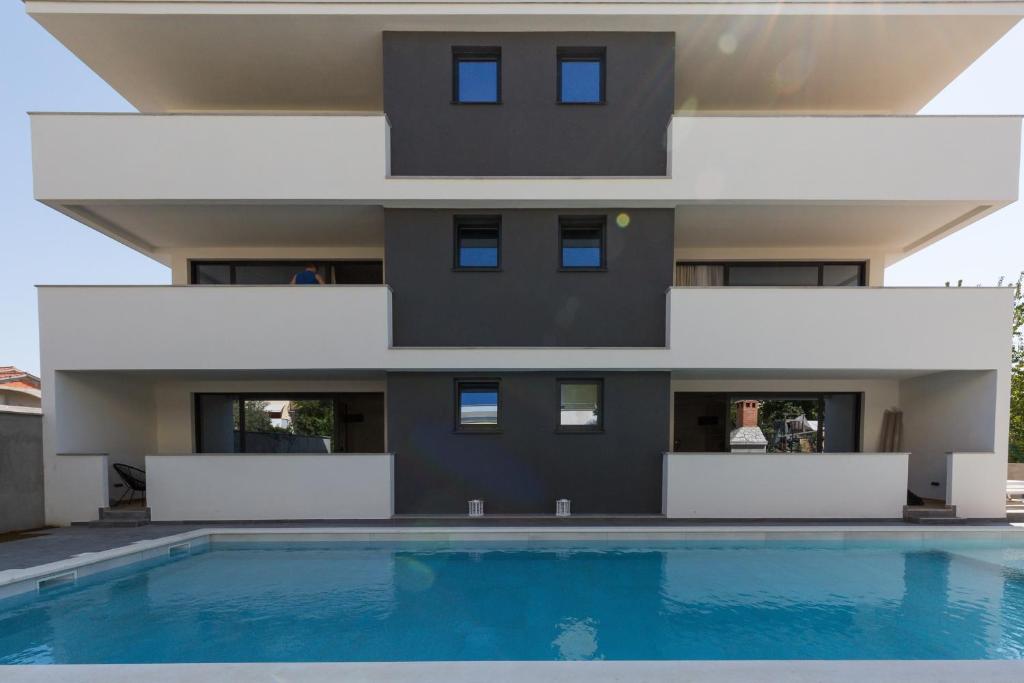 Bazén v ubytování Mirabilis Residence II nebo v jeho okolí