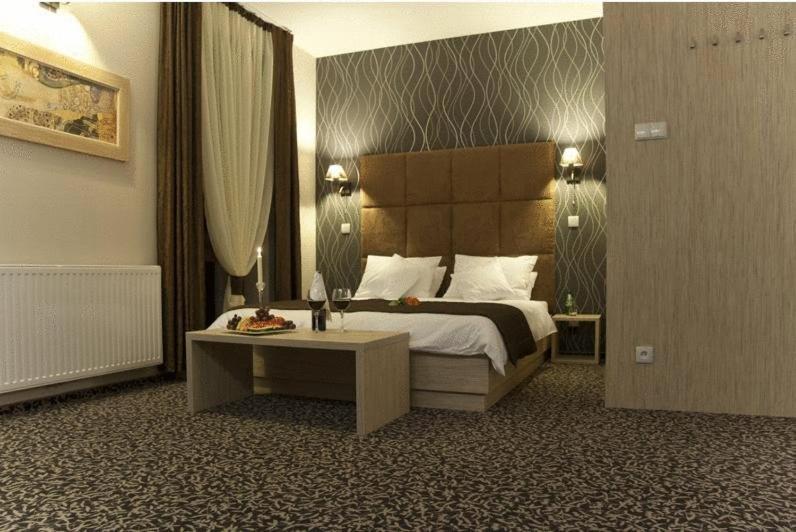 um quarto de hotel com uma cama e uma mesa num quarto em Hotel Vis A Vis em Oleśnica