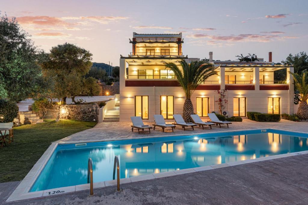 Bazén v ubytování Aphaia Villa & Residences Aegina nebo v jeho okolí