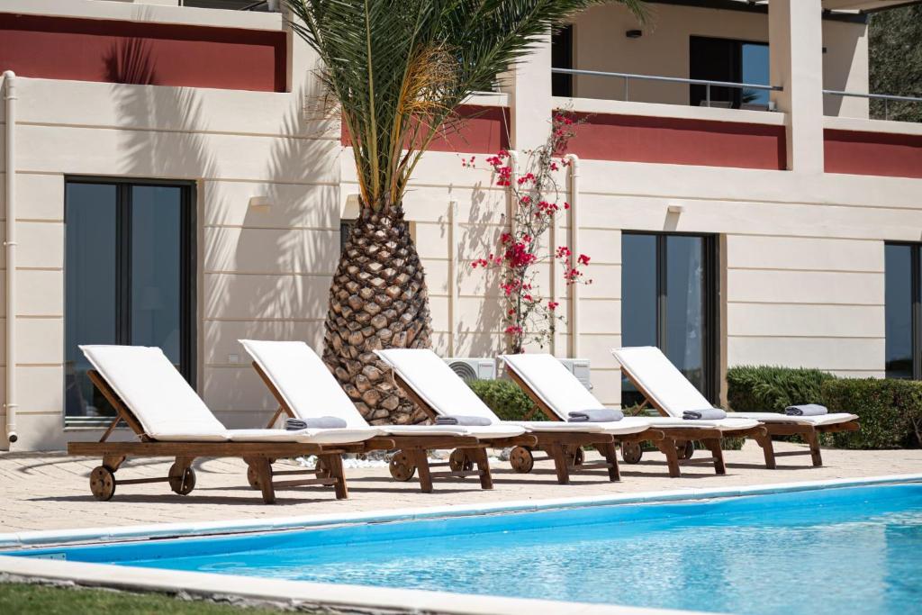 Bazén v ubytování Aphaia Villa & Residences Aegina nebo v jeho okolí