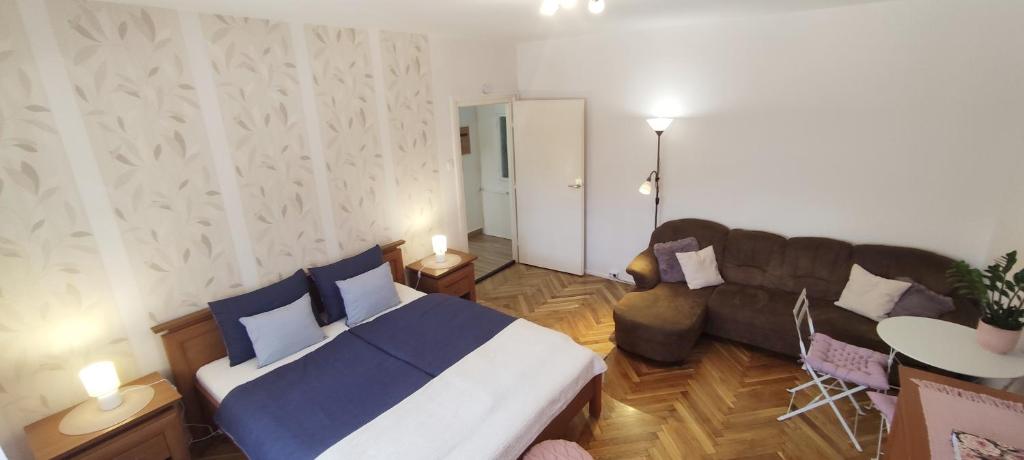 Łóżko lub łóżka w pokoju w obiekcie Fürdő Apartman