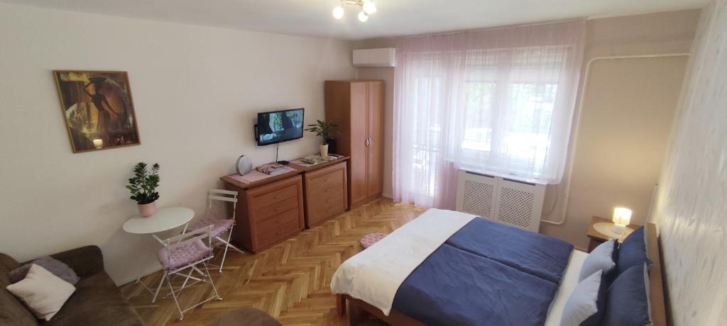 Łóżko lub łóżka w pokoju w obiekcie Fürdő Apartman