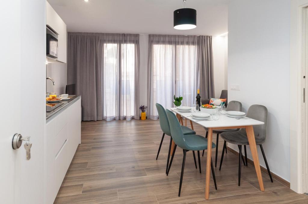 een keuken en eetkamer met een tafel en stoelen bij Myflats Luxury Old Town in Alicante