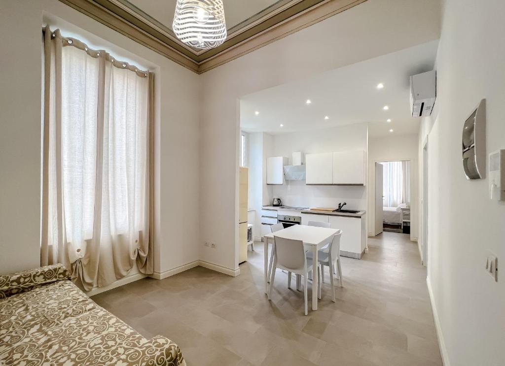 salon z łóżkiem i stołem w obiekcie Appartamento in Villa del '900 (C) w mieście Varazze