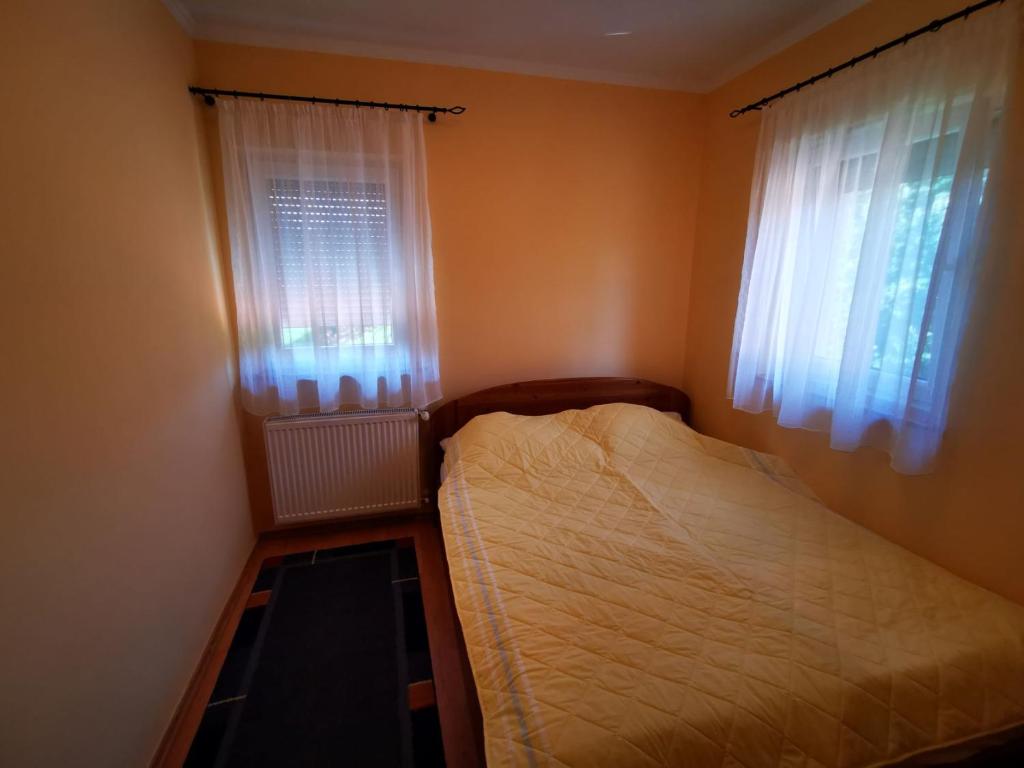 A bed or beds in a room at Vécsey nyaralóház