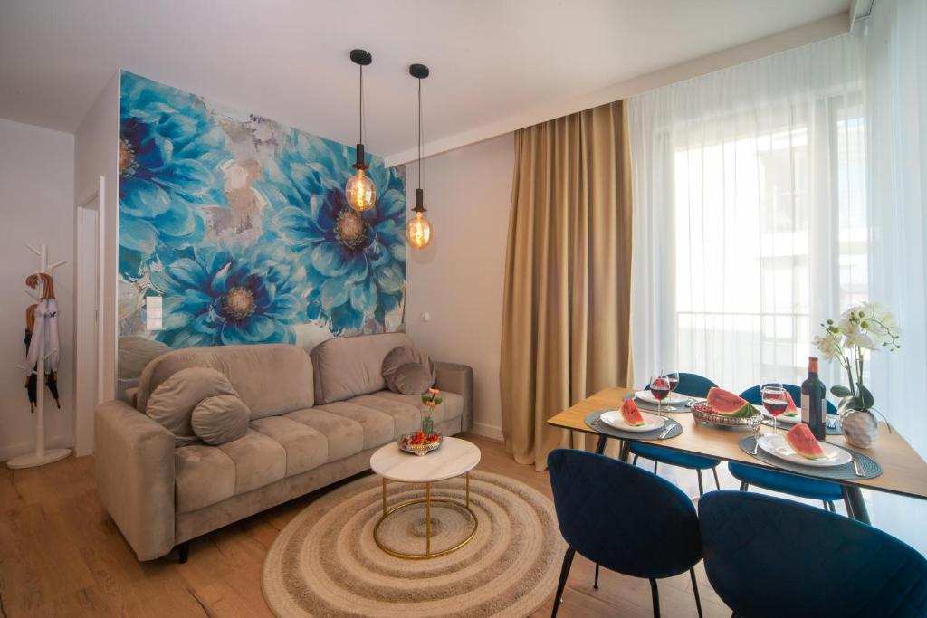 ein Wohnzimmer mit einem Sofa und einem Tisch in der Unterkunft Maya's Flats & Resorts 30 - 3 rooms flat in Garden Gate Gdansk in Danzig