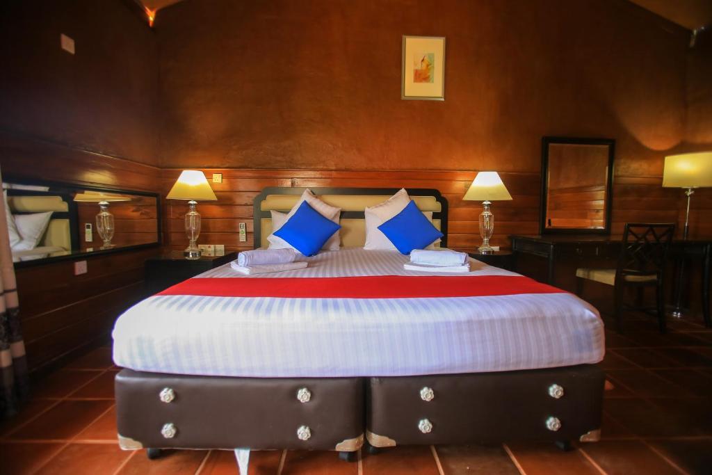 Postel nebo postele na pokoji v ubytování Jungle Hut Resort Sigiriya