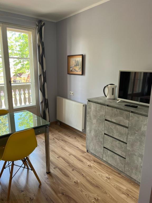 TV a/nebo společenská místnost v ubytování Edgari Guesthouse