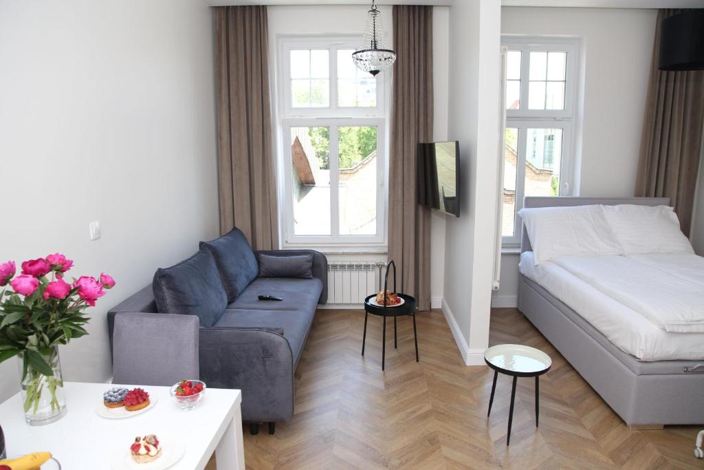 ein kleines Wohnzimmer mit einem Sofa in der Unterkunft Apartamenty al Mare Sopot in Sopot