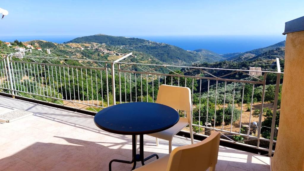 una mesa y sillas en un balcón con vistas en b&b Don Peppe - Don Ilario, en San Mauro Cilento