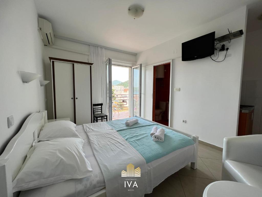 Postel nebo postele na pokoji v ubytování Apartmani IVA Bečići