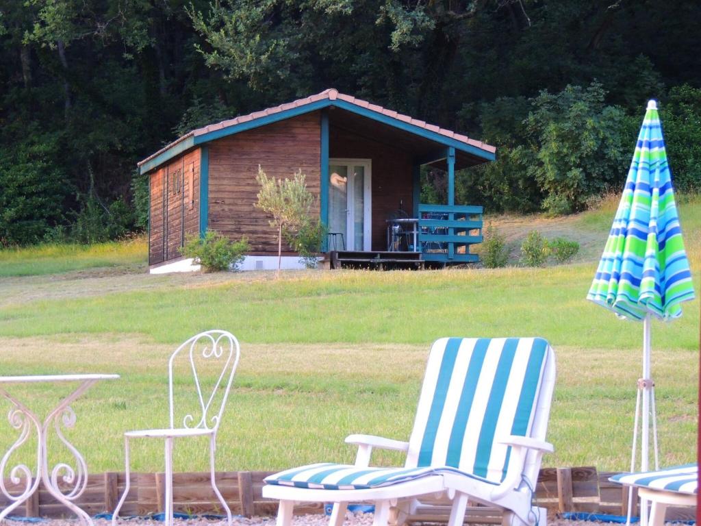 Κήπος έξω από το Chalet confortable aux Tourettes avec piscine partagée