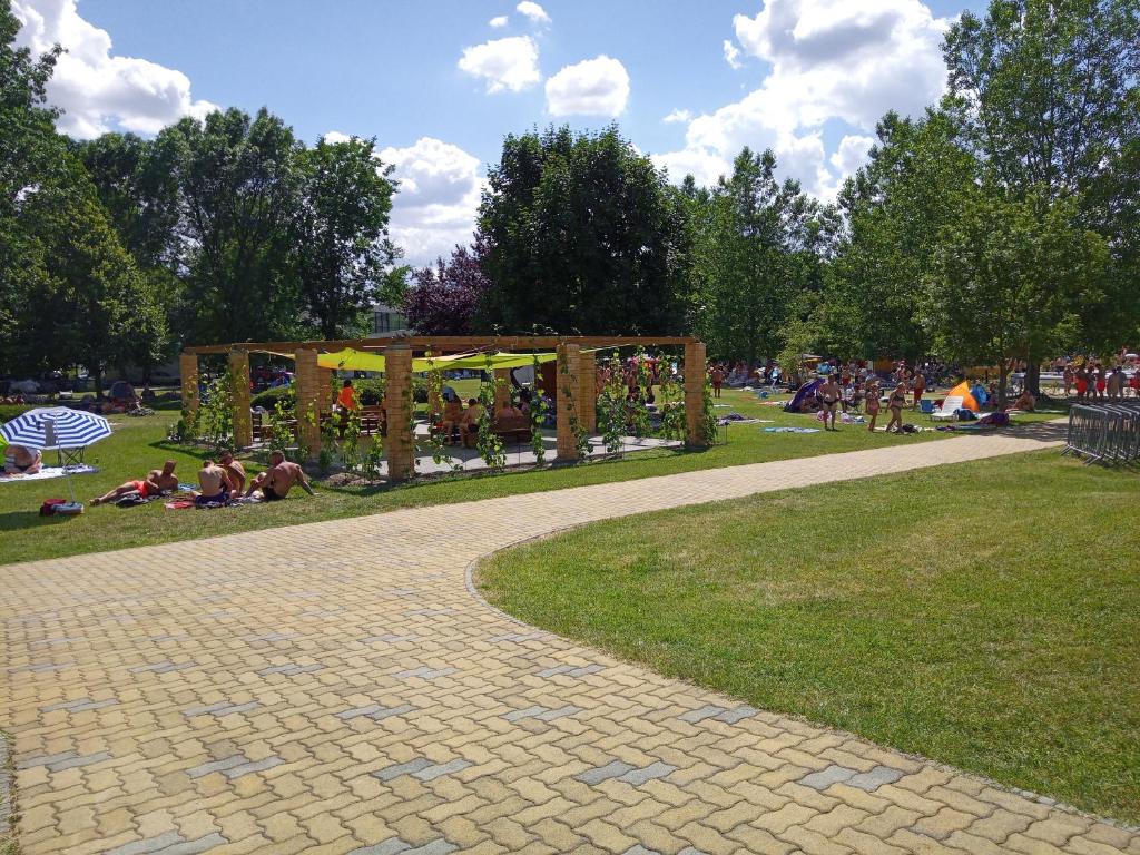 Park z ludźmi siedzącymi na trawie w obiekcie Ap. Near Thermal Bath w mieście Pápa