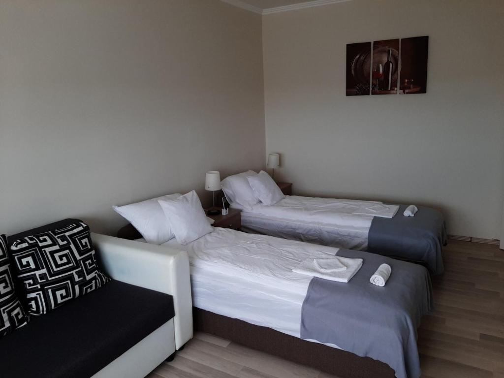 Postel nebo postele na pokoji v ubytování Sunnyrise Apartman