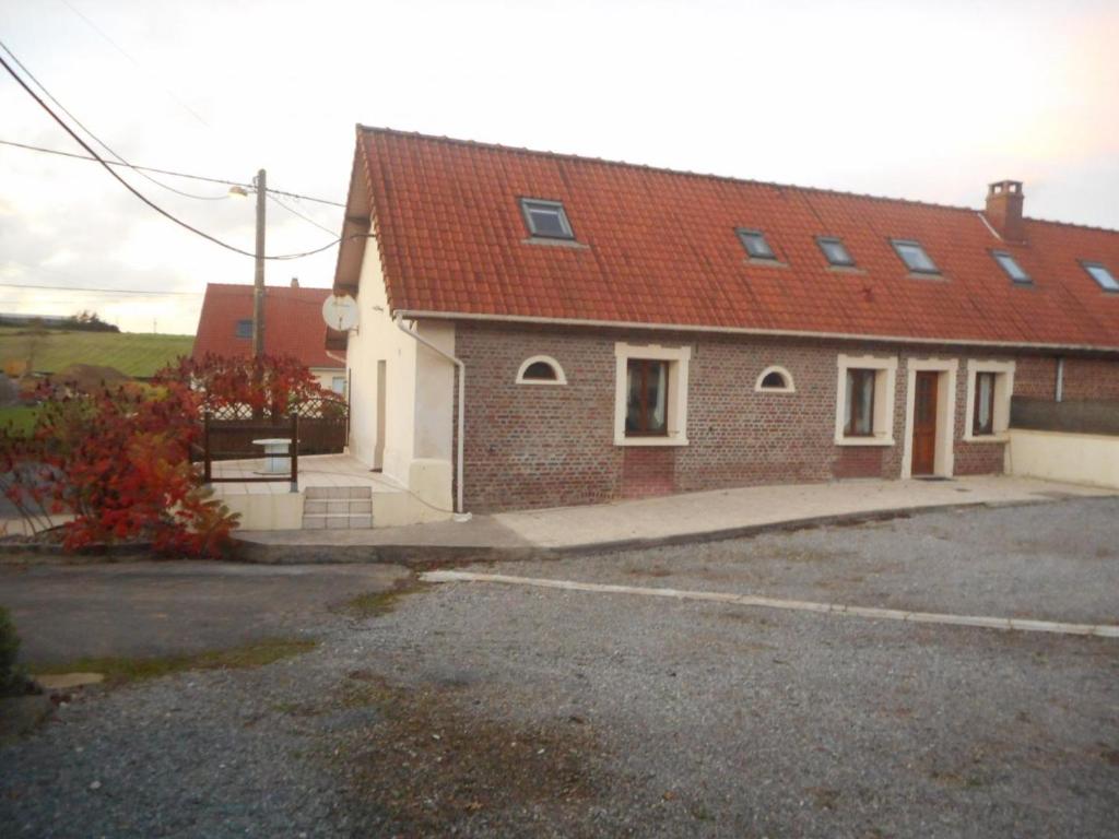 una casa in mattoni con tetto rosso di Gîte Sanghen, 4 pièces, 8 personnes - FR-1-376-73 a Sanghen