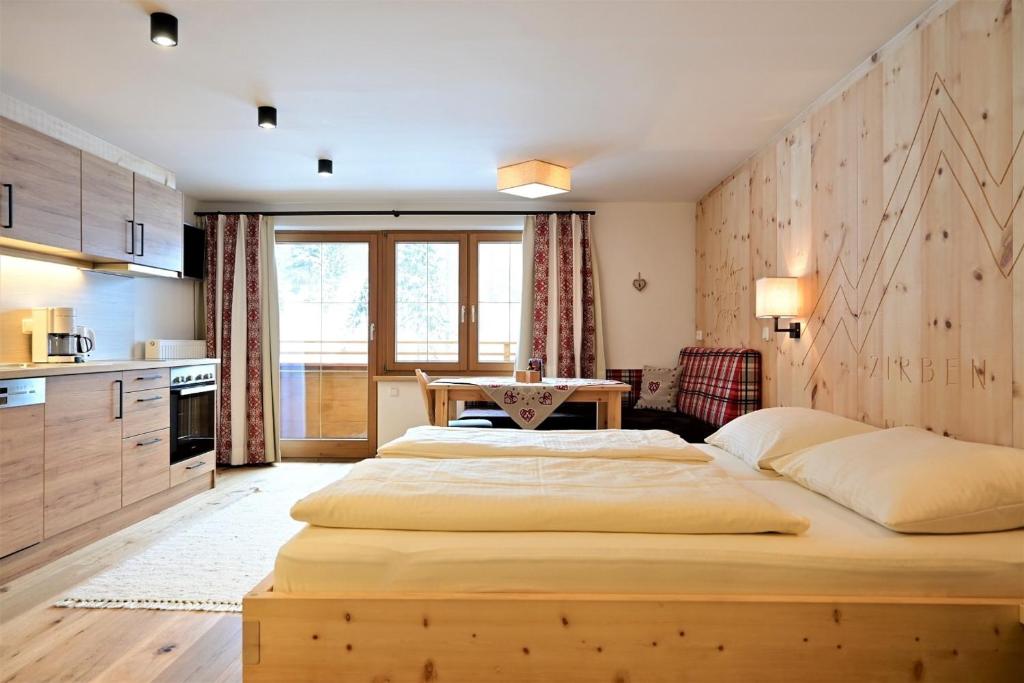 2 camas en una habitación con cocina en Apartment Marienberg, en Biberwier