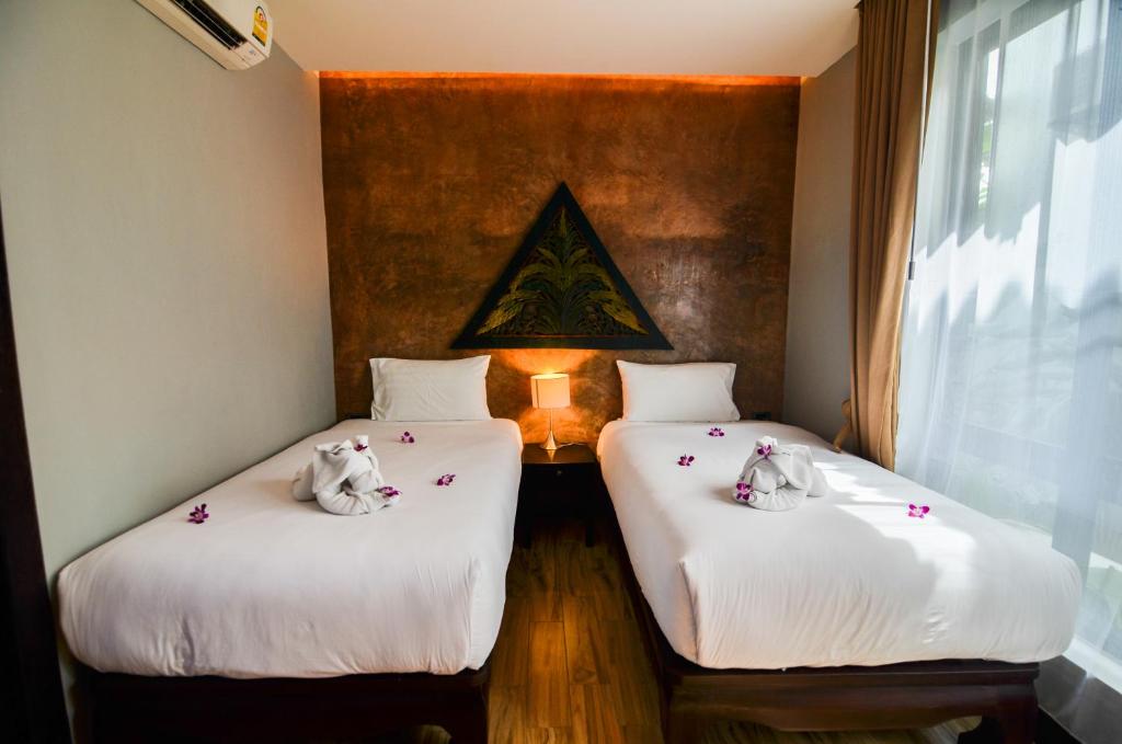 Postel nebo postele na pokoji v ubytování Coco Paradiso Phuket SHA