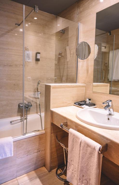 Koupelna v ubytování Abba Xalet Suites Hotel