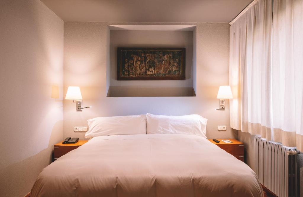 Postel nebo postele na pokoji v ubytování Abba Xalet Suites Hotel