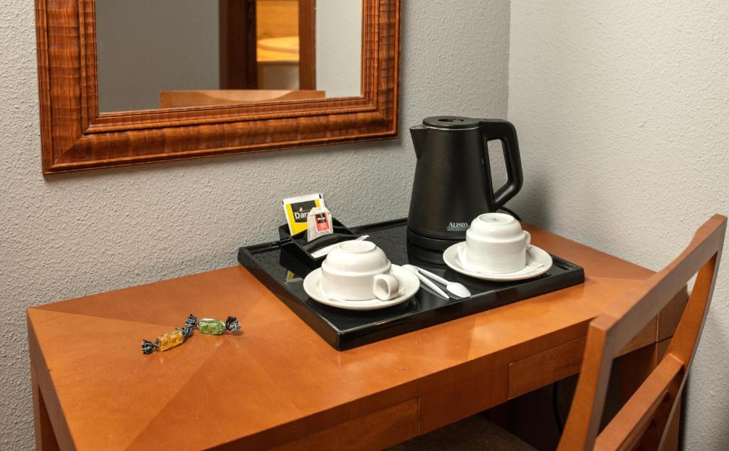 Příslušenství pro přípravu čaje a kávy v ubytování Abba Xalet Suites Hotel