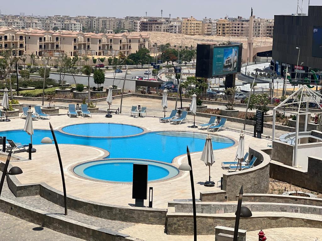 Bazén v ubytování Luxury hotel apartment with pools in front AUC nebo v jeho okolí
