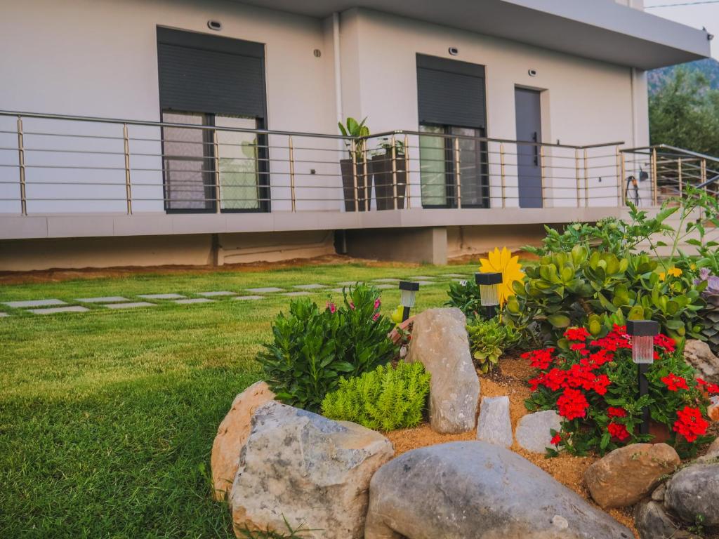 Vonkajšia záhrada v ubytovaní ChriLenia Aparments