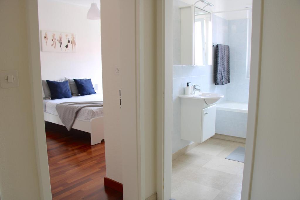 Cozy apartment with Free Parking & close to Lake - Resim 14