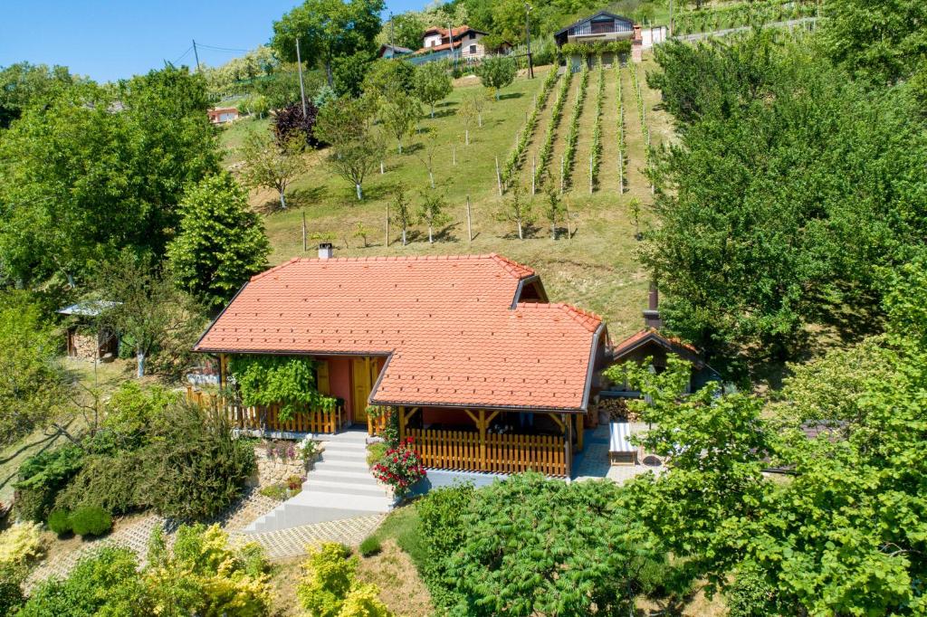 - une vue sur une maison avec un toit rouge dans l'établissement Kuca za odmor Hiza i Vila, à Krapina