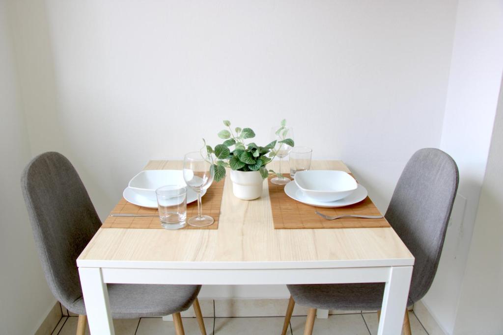 Cozy apartment with Free Parking & close to Lake - Resim 19