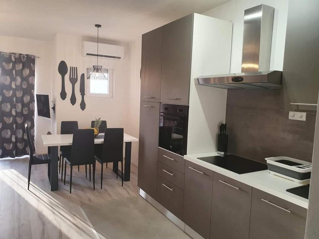 Kuchyňa alebo kuchynka v ubytovaní Apartments MENA