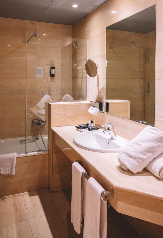 Koupelna v ubytování Abba Xalet Suites Hotel