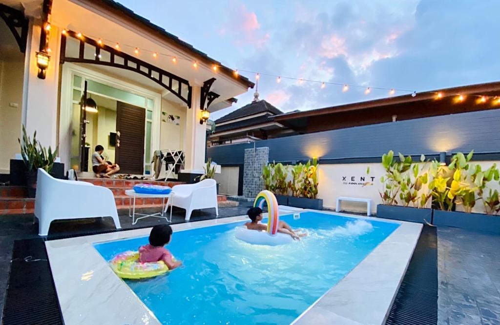 dos niños jugando en la piscina de una casa en Xent Pool Villa Ranong en Ranong