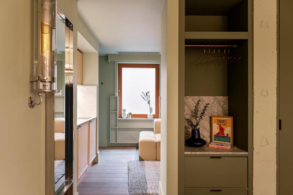 Locke at Broken Wharf - Resim 2