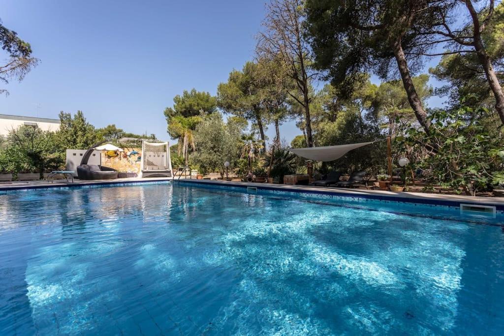 ein großer Pool mit blauem Wasser in der Unterkunft Villa Sole in Lecce