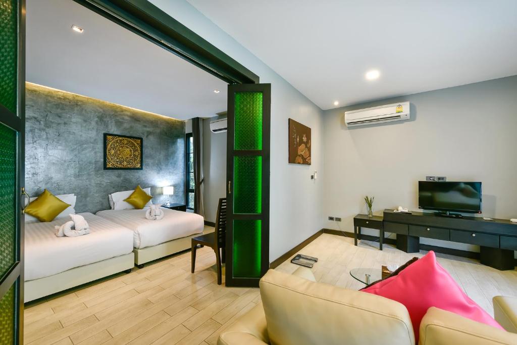 Postel nebo postele na pokoji v ubytování Coco Paradiso Phuket SHA