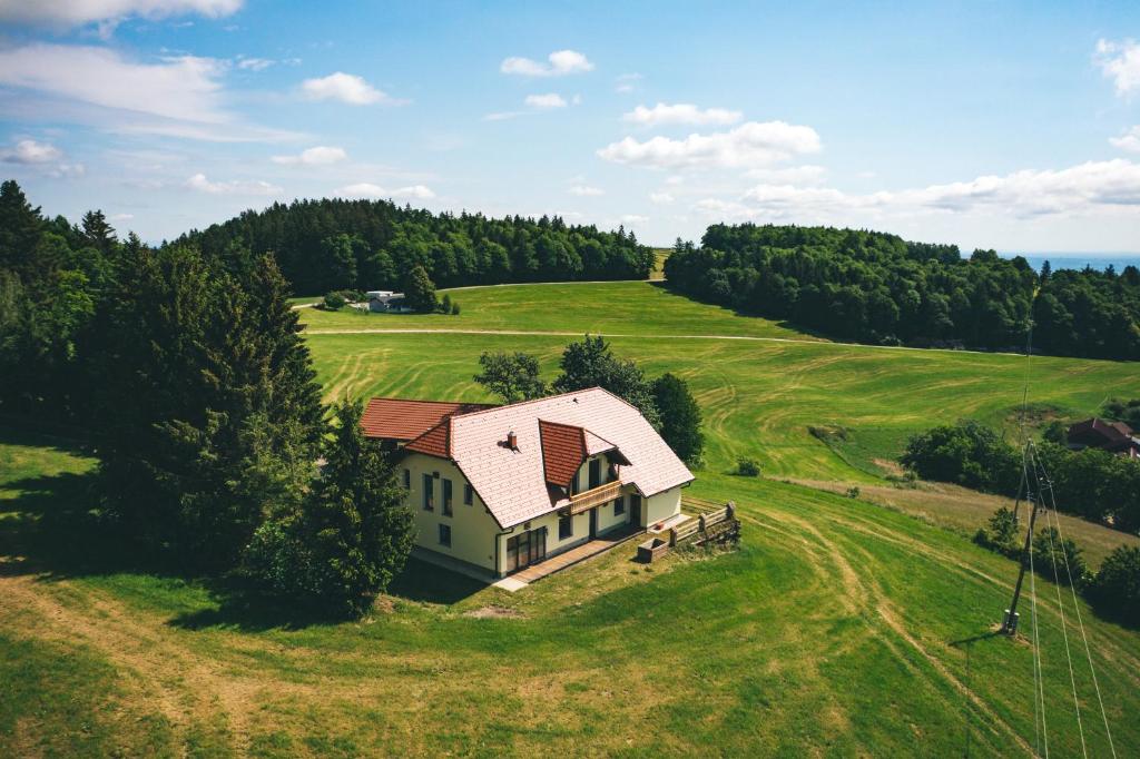 una vista aérea de una casa en un campo en Frešer Farm Accommodation, 