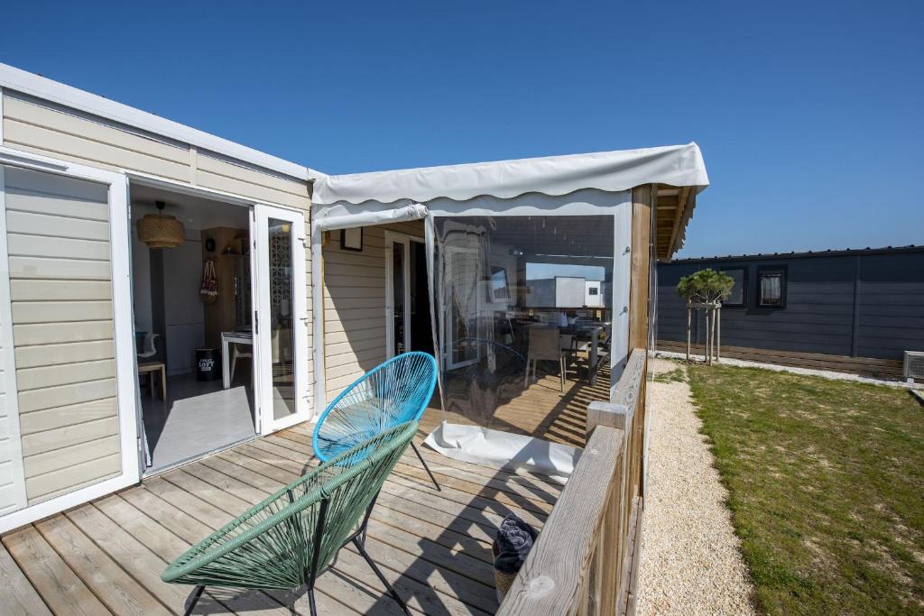 Balkoni atau teres di Chalet pour 4 dans un Domaine avec piscine