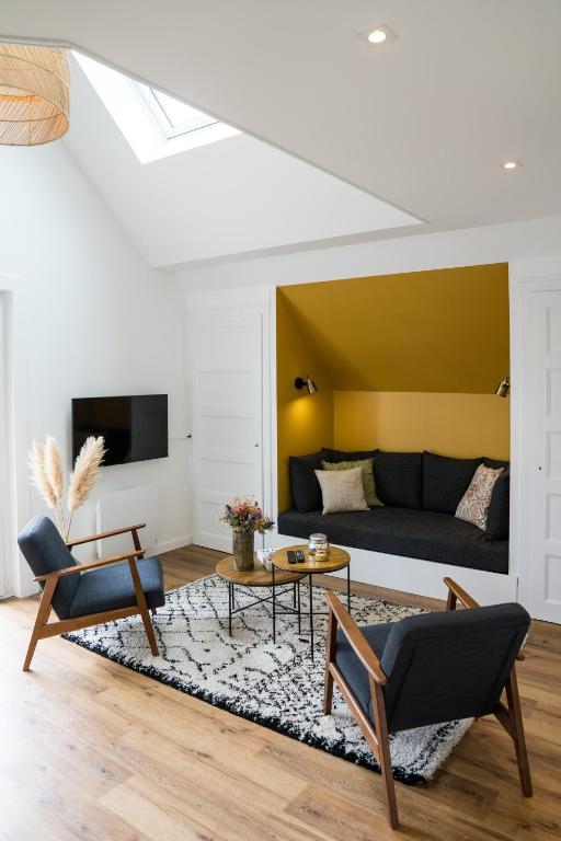 un salon avec un canapé et une table dans l'établissement Superbe Loft Rumilly, 2 à 6 pers, 100 m2, proche ANNECY et AIX LES BAINS, à Rumilly