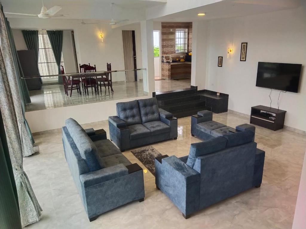 TV a/nebo společenská místnost v ubytování Mer Vue Villa, Kovalam, ECR, Chennai