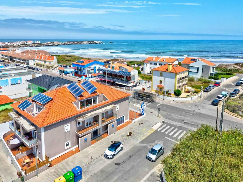 eine Luftansicht einer Stadt mit Meerblick in der Unterkunft Hotel Baleal Spot in Baleal