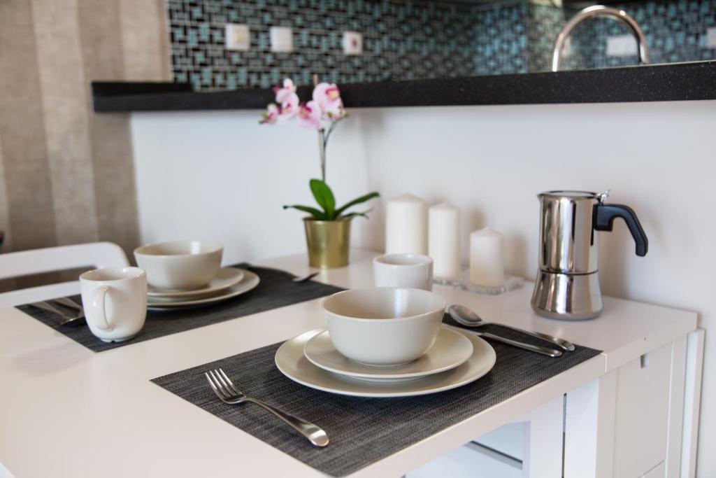 Příslušenství pro přípravu čaje a kávy v ubytování HiGuests - Studio With Incredible Sea Views, 3-min to Beach