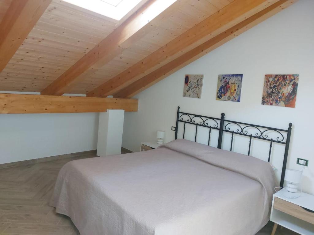 a bedroom with a large bed in a attic at B&B CasaCaselle in Caselle in Pittari