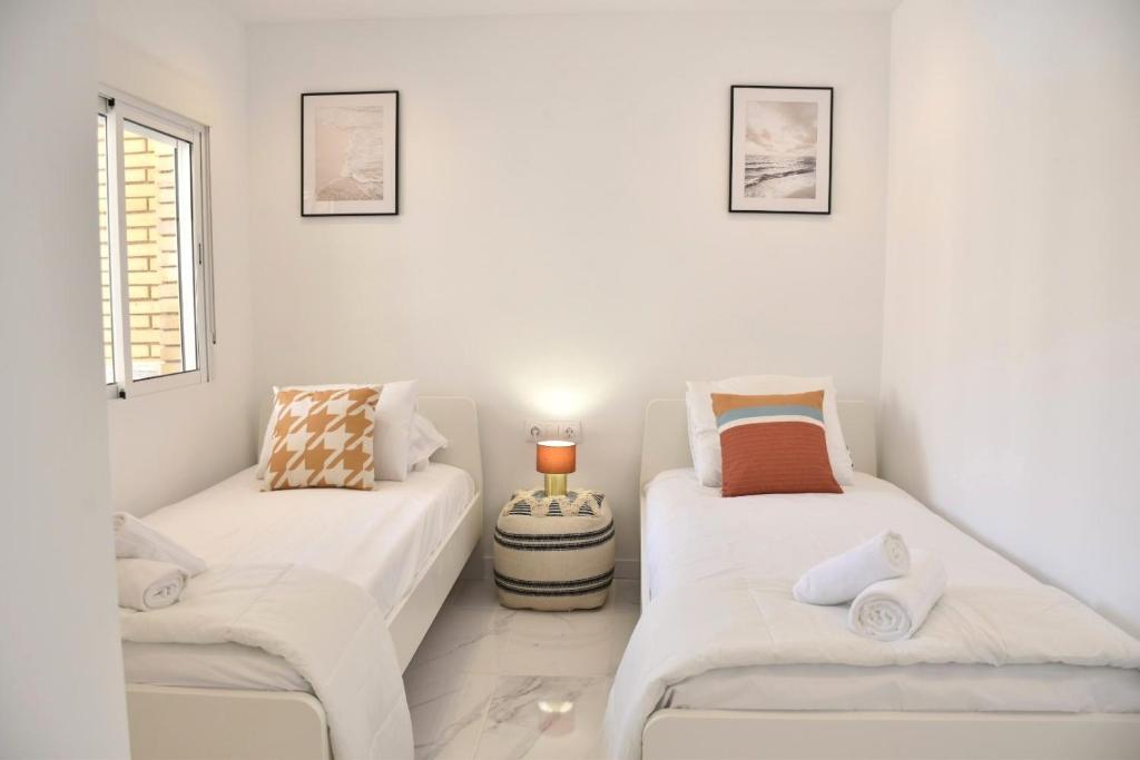 Postel nebo postele na pokoji v ubytování Myflats Deluxe Seafront