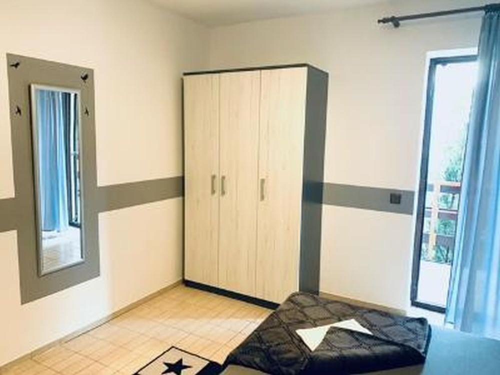 sypialnia z łóżkiem i szafką w obiekcie Apartment 627-2 w mieście Starigrad-Paklenica