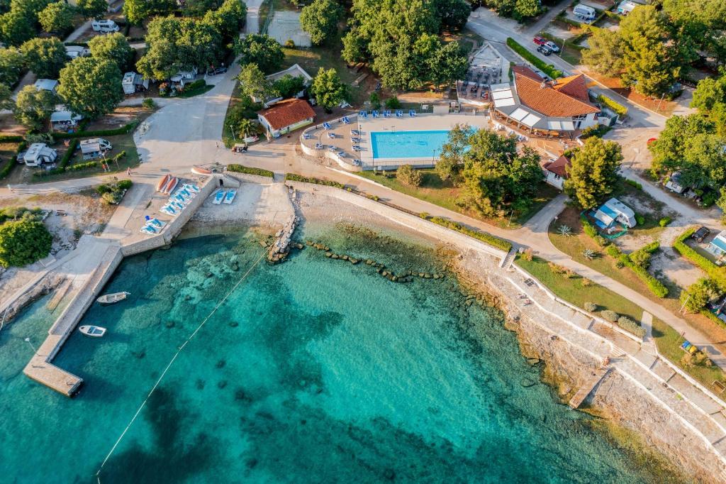 eine Luftansicht eines Resorts mit Pool in der Unterkunft FKK Solaris Camping Resort by Valamar in Poreč