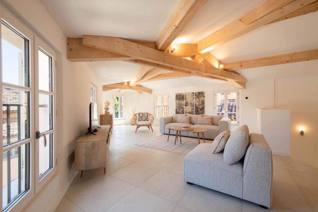 un salon avec un canapé et une table dans l'établissement MAISON MARTINE, à Saint-Tropez