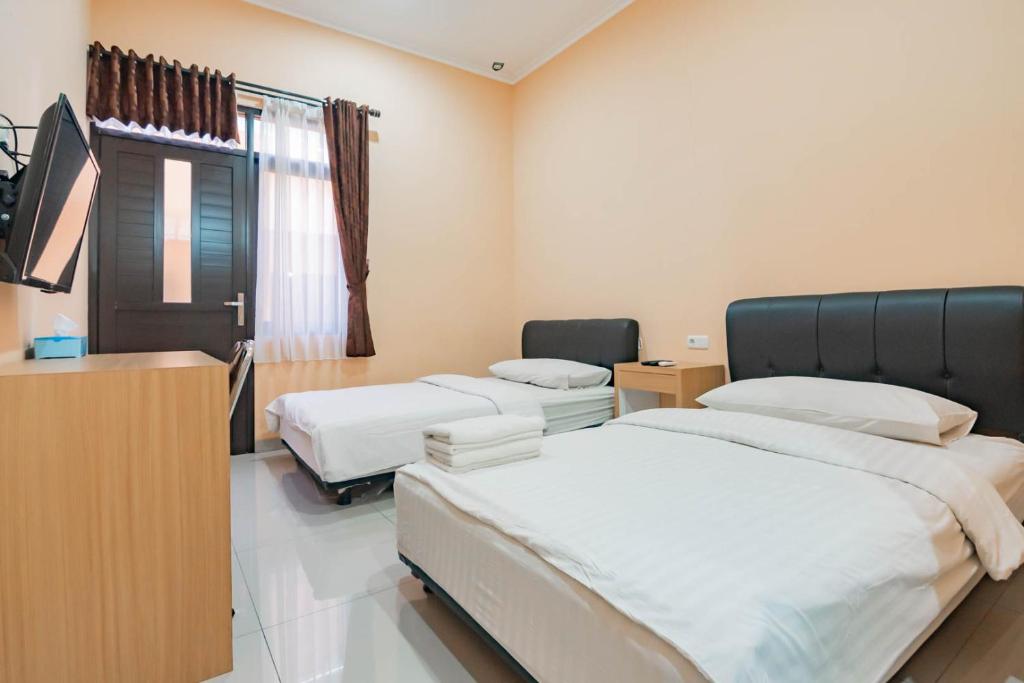 Shofy Guest House Mitra RedDoorz - Deluxe King Room