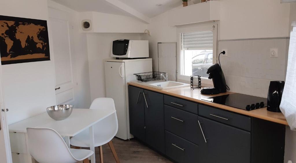 Kuchyň nebo kuchyňský kout v ubytování Appartement chaleureux à 5 mins de La Rochelle